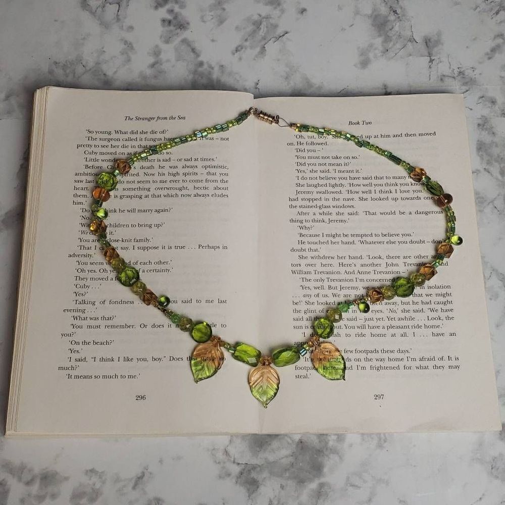 ‎Green and Orange Beaded Leaves Necklace